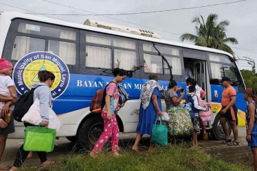 Personal de la PCG ayudando en las evacuaciones ante la posible llegada del tifón Kalmaegi a la provincia de Leyte, Filipinas, el 3 de noviembre de 2025. 