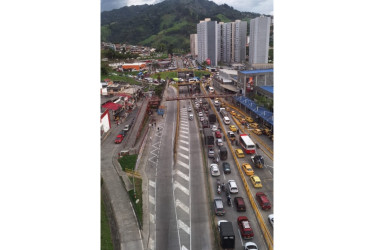 Así está la vía Panamericana, en el sector Los Cámbulos de Manizales, luego de un accidente que restringió el tránsito vehicular cerca del acceso a Villamaría.