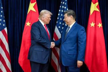 La Casa Blanca mostró al presidente de Estados Unidos, Donald Trump (i), saludando a su homólogo chino, Xi Jinping (d), durante su encuentro en Busan (Corea del Sur). El mandatario estadounidense asegura que ha hablado de desnuclearización con su homólogo chino y el de Rusia, Vladímir Putin,