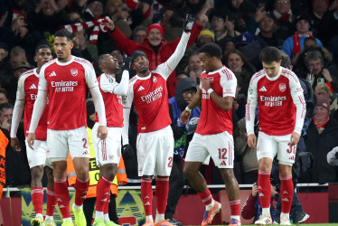 Noni Madueke (c) del Arsenal celebra con sus compañeros tras marcar el segundo gol de su equipo durante el partido de la fase de liga de la UEFA Champions League entre el Arsenal y el Bayern Munich en Londres, Gran Bretaña, el 26 de noviembre de 2025. (Liga de Campeones, Reino Unido, Londres) 