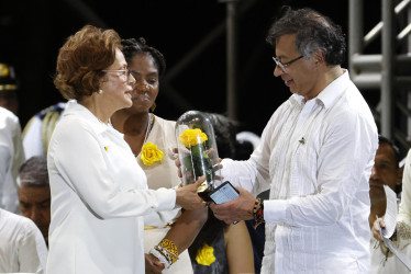 La defensora de derechos humanos y senadora Jahel Quiroga Carrillo le entregó una rosa amarilla al presidente de Colombia, Gustavo Petro, este domingo, en Santa Marta.