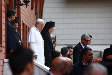 El papa León XIV camina junto al patriarca Bartolomé I cuando parte después de su almuerzo hacia el Aeropuerto Ataturk en Estambul, Turquía, 