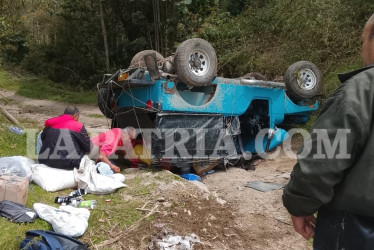 El carro sufrió volcamiento y se desconocen las causas del siniestro. Cinco personas terminaron lesionadas.
