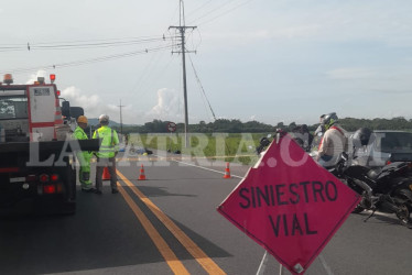 Una persona murió en el sitio del accidente, mientras que a la otra la trasladaron a un hospital, en una ambulancia que pasaba por el lugar.