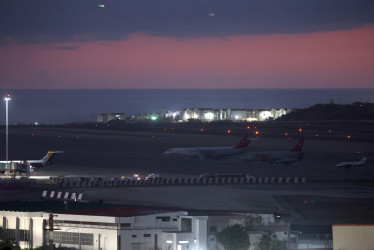 Fotografía que muestra aviones en la pista del aeropuerto internacional Simón Bolívar este sábado, en Maiquetía (Venezuela). 