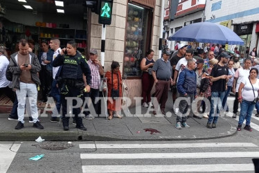 El presunto fletero se resistió a soltar el arma y el uniformado debió reaccionar.