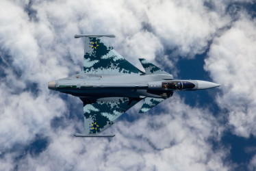 Se está firmando el contrato por 16,5 billones de pesos entre el Ministerio de Defensa de Colombia y la empresa Saab de Suecia para la adquisición de 17 aeronaves gripen nuevas. 