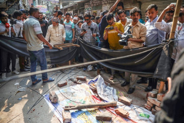 El Servicio de Bomberos de Bangladés precisó que al menos tres de los fallecidos provienen del derrumbe parcial de un edificio de ocho plantas en el área de Kosaituli