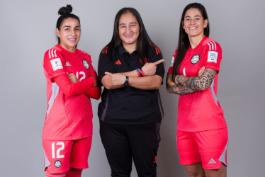 La manizaleña Bibiana Martínez, entrenadora de arqueras de la Selección Colombia de Fútbol Sala, con sus pupilas Allison Olave y Paula Valencia. Están listas para debutar este sábado en la Copa Mundial Femenina de Futsal de la FIFA.