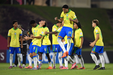 Los jugadores de Brasil celebran la clasificación a cuartos de final del Mundial Sub-17 luego de eliminar a Francia.