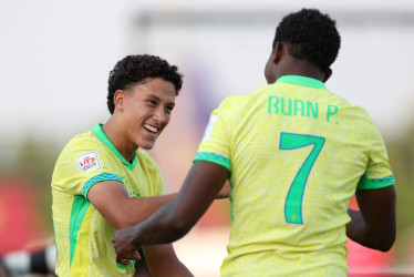Los jugadores de Brasil celebran luego de empezar con una goleada su participación en el Mundial Sub-17 de Catar.