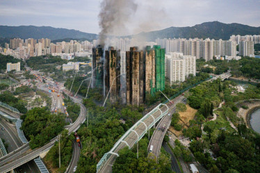 El humo se eleva desde el incendio de un apartamento en el distrito de Tai Po de Hong Kong, China, el 27 de noviembre de 2025. 