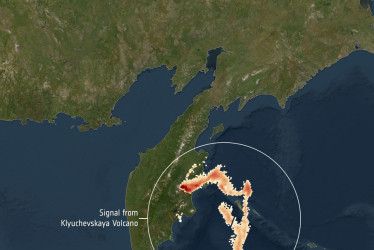 Columna de dióxido de azufre emitida por uno de los volcanes más activos del mundo, el Klyuchevskaya, en la península de Kamchatka, en el extremo oriental de Rusia.