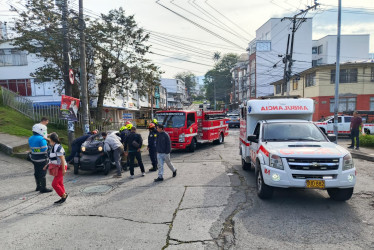 En el carro solo se movilizaba la conductora, quien presentó lesiones en un brazo.
