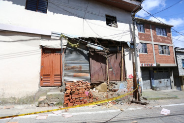 Le ponen freno al deterioro. En la carrera 14 con calle 27 esquina, en Manizales, el deterioro de una fachada llevó al cierre temporal de una vía. Ya atienden la vivienda. ¿Qué daño se identificó?