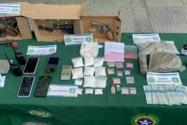 Les encontraron 4 armas de fuego y 1 traumática, 19 cartuchos, 530 gramos de marihuana, 500 de cocaína, dos grameras digitales, 16 celulares, $1 millón 183 mil en efectivo, un troquel y dos radios de comunicación.