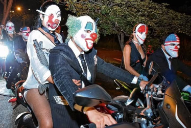  En Chinchiná, la noche del viernes 31 de octubre se llevó a cabo la denominada Rodada del Terror, en la que participaron cerca de mil motociclistas y sus acompañantes. 