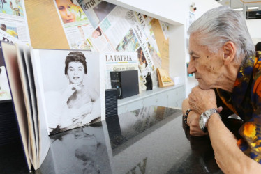  Fotos | Luis Fernando Trejos | LA PATRIA  Una mirada de nostalgia le da Jaime Gil a una de las páginas dedicadas a Luz Marina Zuluaga, que registró el Concurso Nacional de Belleza en su libro especial de los 50 años.