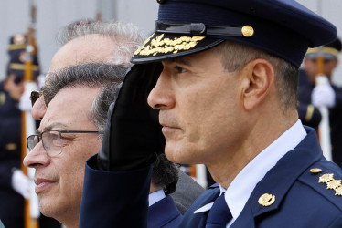 Fotografía de archivo fechada del 8 de noviembre del 2024 que muestra al comandante de la Fuerza Aeroespacial Colombiana (FAC), general Luis Carlos Córdoba (d), y al presidente de Colombia, Gustavo Petro, participando durante la ceremonia conmemorativa del centésimo quinto aniversario de la FAC en Madrid (Cundinamarca/Colombia).