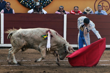 Fotografía cedida este domingo por Jorge Eduardo Gallegos Infante del torero mexicano Uriel Moreno 'El Zapata' durante una corrida de toros en Tlaxcala (México). 