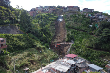 El pasado domingo, un aguacero arrasó con la tranquilidad en del sector Culebrero del barrio Galán, en Manizales. Causó un derrumbe que dejó dos hogares heridos y con daños estructurales. La Alcaldía anuncia medidas de apoyo.