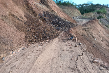 Este es el derrumbe en el sector de El Brillante que tiene cerrado el paso en Pácora (Caldas).
