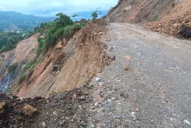 Así está la vía en el sector de El Brillante, en la vía entre Pácora y San Bartolomé. Hay cierre total para recuperar la carretera.