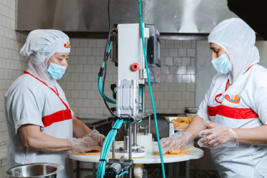 Así se fabrican las empanadas en La Plancha y que llegan al paladar de los manizaleños. Son 70 mil unidades mensuales que se distribuyen en puntos de venta y productos congelados.