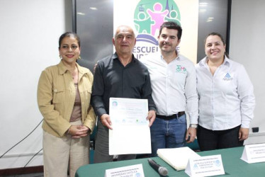 Fotos I Cortesía ESAP I LA PATRIA  Grupo de graduados de veredas y de barrios de Manizales con la primera cohorte de la Escuela de Liderazgo y Formación Ciudadana.