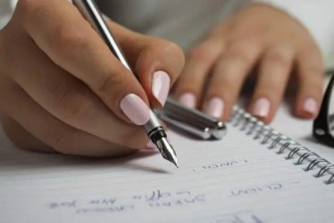  La mujer denunció el caso y se sometió a prueba grafológica.