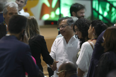 El presidente de Colombia, Gustavo Petro (c) saluda este jueves, a su llegada al Hangar Centro de Convenciones, en Belém (Brasil).