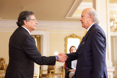 El presidente Gustavo Petro le entregó en enero al exmagistrado César Julio Valencia Copete la condecoración de la Cruz de Boyacá en el grado de caballero.