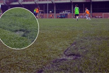 Estos son los huecos de la cancha auxiliar de Manizales que tienen inconformes a los deportistas.