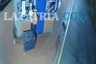 Cámaras de seguridad grabaron a desconocidos provocando daños en los negocios.