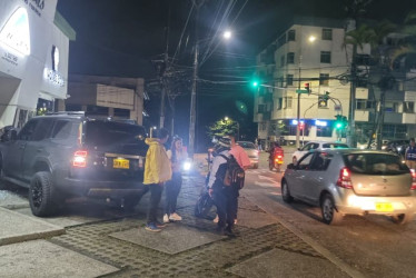 En el forcejeo el hombre fue rozado por un disparo, al parecer de un arma traumática, lo que le hizo perder el control del vehículo. 