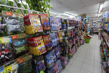 Juguetes por docenas y descuentos del 20%: la meta personal de un empresario es que cada niño viva la Navidad con juguetes en Manizales y Villamaría.
