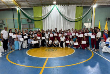 Candidatos certificados en Caldas celebran el reconocimiento a sus conocimientos y experiencia en el mundo laboral.
