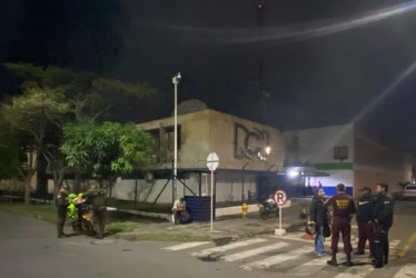 Según medios locales, una granada explotó cerca de las instalaciones de RCN en el barrio industrial Los Mangos e impactó la fachada,