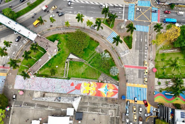 En la Plazoleta cívica Ciudad Victoria, el colectivo Revolucionarte está pintando un mural de piso sobre la identidad de Pereira. Esperan entregarlo el 20 de diciembre