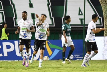 Luis 'Niche' Sánchez (c) marcó el último gol del Once Caldas en el 2025. Lo hizo en el empate 1-1 ante el Deportivo Cali. El Blanco cerró su temporada con un sinsabor por su eliminación de los tres torneos.