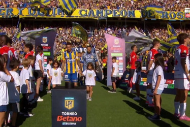 Los jugadores de Estudiantes recibieron de espaldas a los de Rosario Central, el designado campeón del fútbol argentino. Luego les ganaron y los eliminaron.