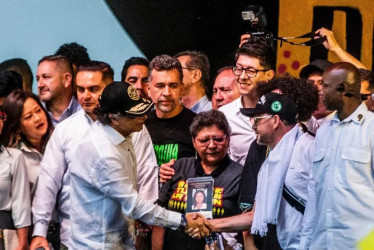 El presidente, Gustavo Petro, en tarima a alias "Douglas", uno de los voceros de las bandas. 