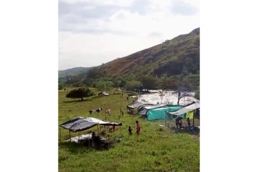  Indigenas siguen llegando a un predio que el pasado 23 de octubre ocuparon en la vía Valdivia, en Anserma.