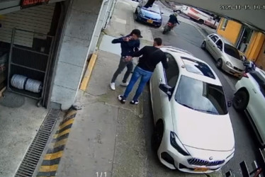 El hombre lo amenaza con un arma.