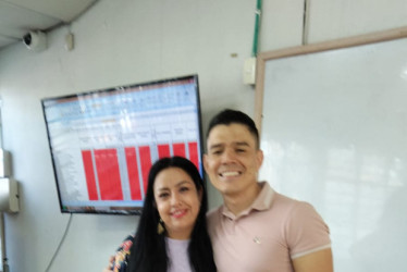 Foto I Cortesía para LA PATRIA  Un día para que celebren el cumpleaños en familia, como ocurre con otros trabajadores estatales de Colombia, tendrán los docentes. Sandra Yaneth Giraldo con Jhon Elkin García en la celebración del cumpleaños, minutos antes de comenzar la jornada de trabajo en el colegio. 