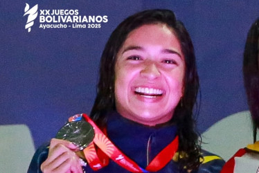 La manizaleña Stefanía Gómez, con la medalla de oro que ganó en la natación de los Juegos Bolivarianos.