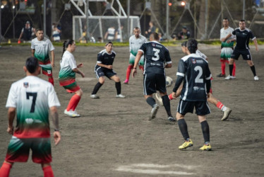 Ocho comunas de Manizales disputan en La Asunción el torneo interno relámpago de Holocausto Norte. Una mujer siempre debe jugar. Están listas las semifinales.