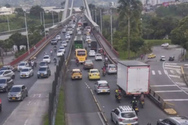 Desde el mediodía, la fila de carros que intentaba cruzar desde Pereira hacia Dosquebradas, empezaba en la Gobernación de Risaralda. 
