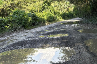 Llega ayuda a los 'cráteres' de una vía entre Caldas y Antioquia. Un alcalde critica las obras y pide más ayuda, la Gobernación caldense responde.