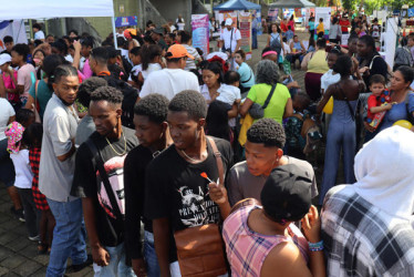 Convertirán almacenes en centros de detención